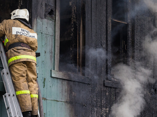 15 человек под Псковом тушили загоревшийся жилой дом