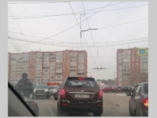 Движение троллейбусов на улице Майская в Ижевске остановилось из-за обрыва контактной сети