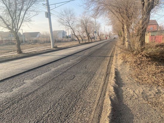 В Астрахани на Аэропортовском проезде уложили первый слой асфальта