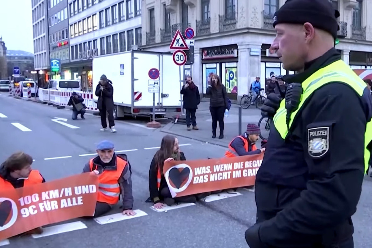 активисты приклеили себя к асфальту