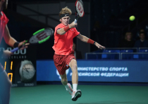 Российский теннисист Андрей Рублёв на турнире в Абу-Даби обыграл первую ракетку мира испанца Карлоса Алькараса
