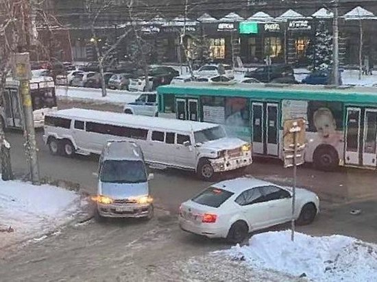 В Новосибирске 17 декабря столкнулись лимузин Hummer и троллейбус