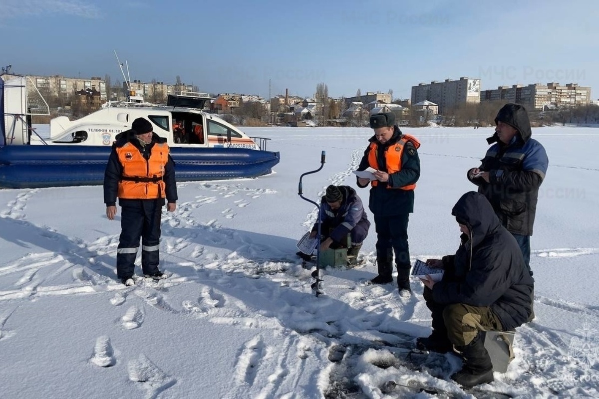 Много рыбаков на льду