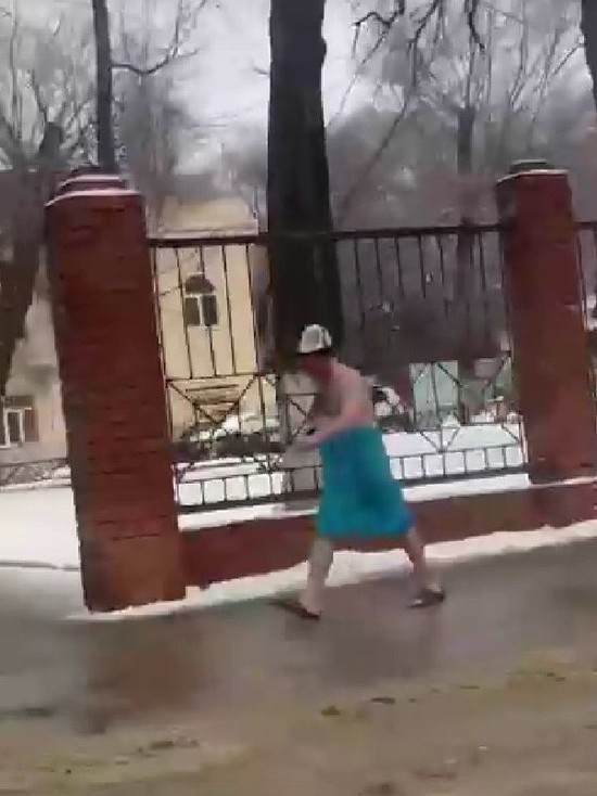 В Воронеже полуголый мужчина выскочил из бани и пробежал почти остановку, чтобы снять деньги в банкомате