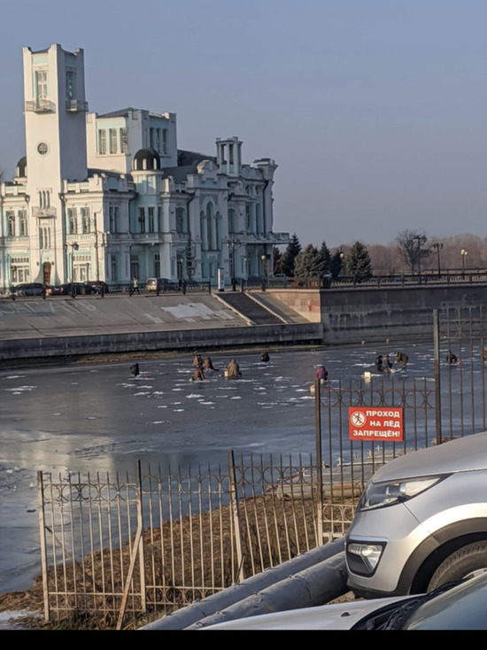 Астраханцы занимаются зимней рыбалкой под запрещающим знаком