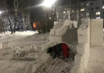 В Бийске местные жители портят еще не достроенные снежные городки