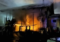Частный дом сгорел в Барнауле на улице Правый берег пруда