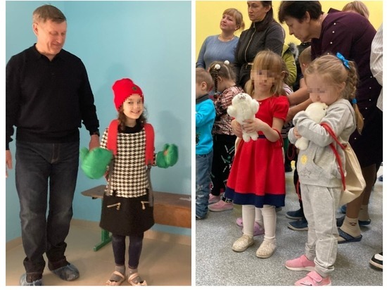 Дети из ЛНР обнимали игрушки, которые привезли на Новый год в Беловодск из Новосибирска