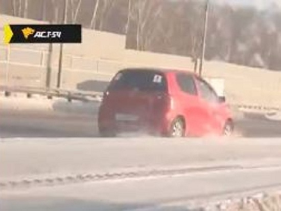 В Новосибирске на Бугринском мосту женщина за рулём красной иномарки прокатилась по встречке