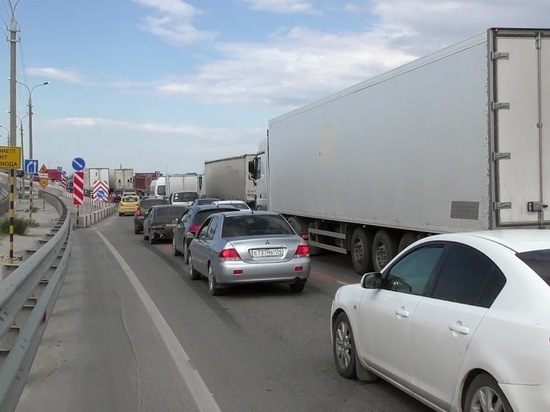 Горящая фура перекрыла движение по одной из трасс Волгоградской области