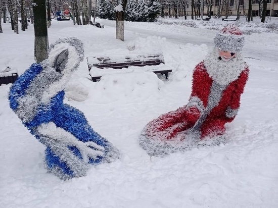Дед Мороз с выбитым глазом: хулиганы испортили украшения Раменском