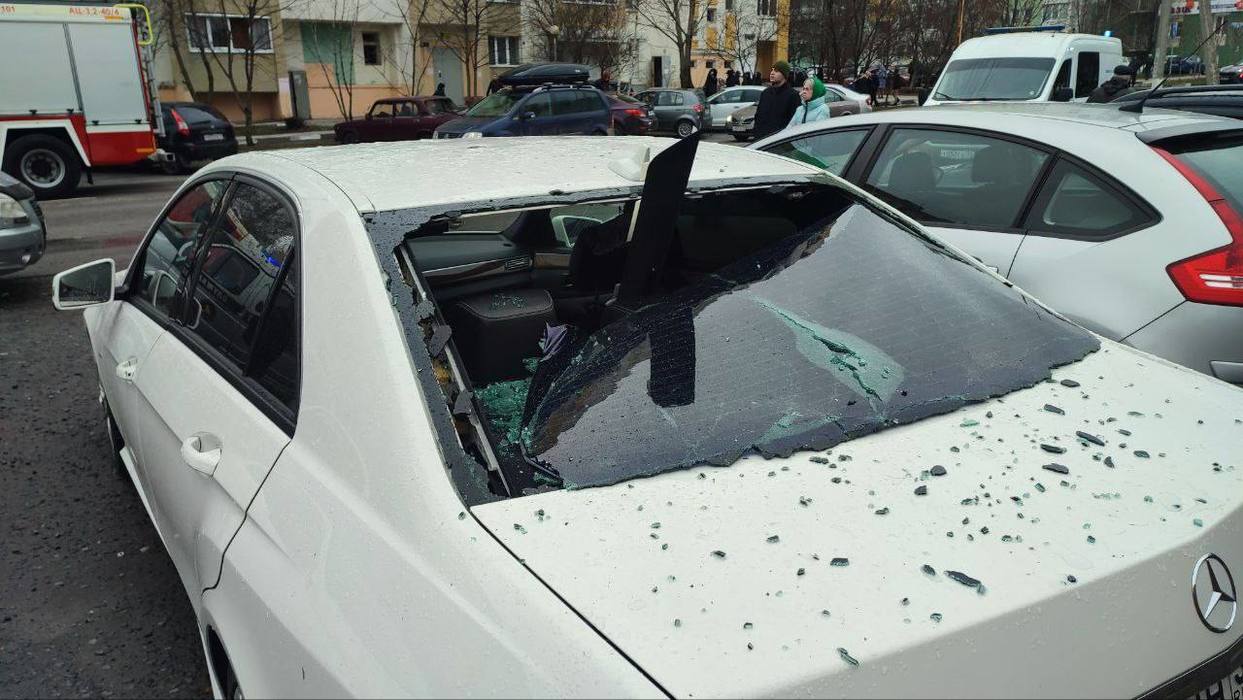 Появились кадры последствий украинского обстрела Белгорода: осколки и разбитые стекла