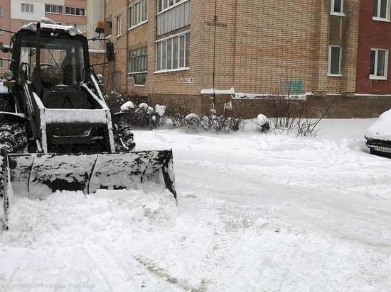 Мэрия Рязани напомнила телефоны для жалоб на некачественную уборку снега во дворах