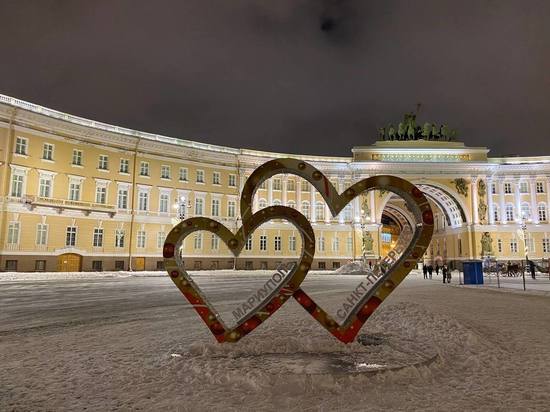 Инсталляцию «Двойные сердца» убрали с Дворцовой после акта вандализма
