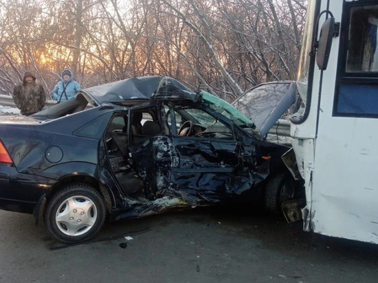 В Новосибирске 18 декабря иномарка врезалась в пассажирский автобус