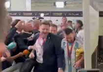 Журналист Андрей Карташов опубликовал видеозапись, на которой запечатлен трогательный момент прохода сборной Аргентины мимо представителей СМИ после победы в финале Чемпионата мира по футболу 2022 года, который завершился в Катаре