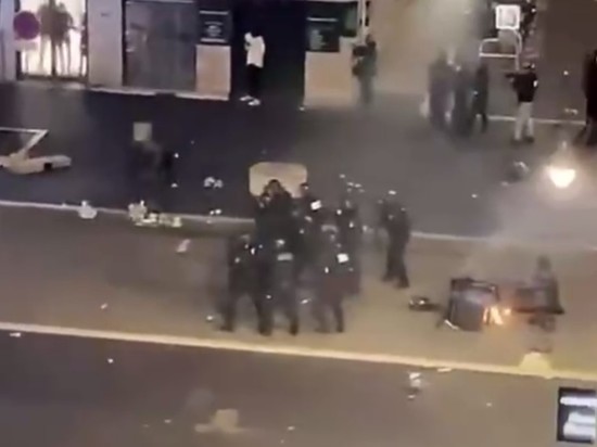 Полиция Парижа применила слезоточивый газ для разгона устроивших беспорядки фанатов