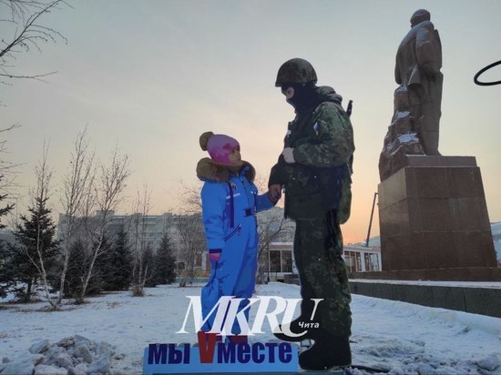 Пластиковые композиции с военными и детьми появились на площади в Чите