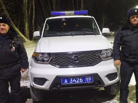 На трассе под Омском полицейские помогли оставшимся без бензина в машине мужчинам