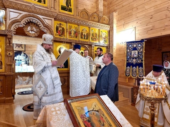 В Уренгое архиепископ освятил новый храм