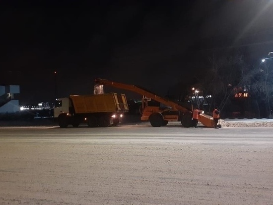 В Омске из-за снегопада дорожники перешли на круглосуточный режим работы