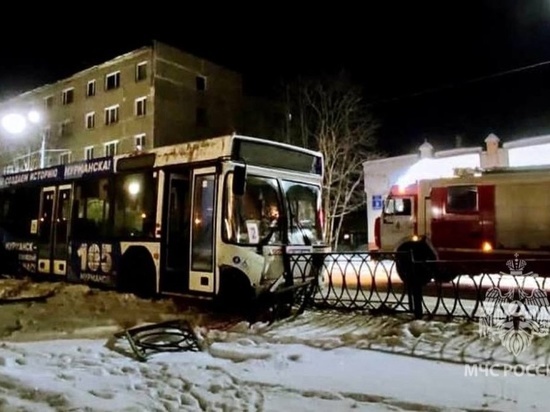 Автобус протаранил ограждение на Героев Североморцев в Мурманске