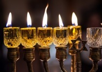 Ханука, или по-другому «праздник свечей», ежегодно празднуется с 25 числа месяца кислев по 2 число месяца тевет по еврейскому календарю. В 2022 году праздник отмечается с вечера 18 декабря до 26 декабря.
