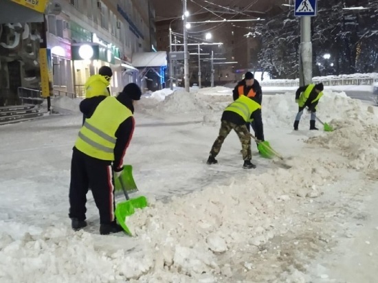 В Калуге в круглосуточном режиме вывозят снег