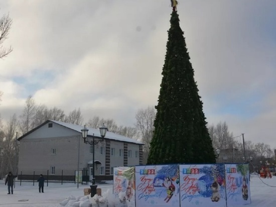 Снежный городок в Барнауле оформили прошлогодними плакатами