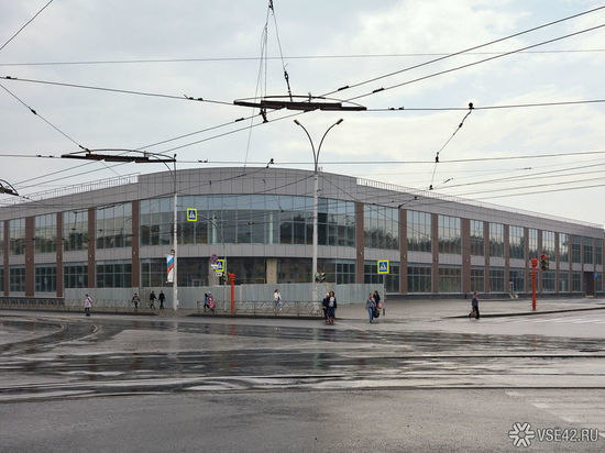 "Даже в аренду сдать не успели": в еще не открывшемся кемеровском ТЦ уже произошел потоп