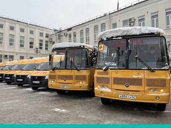 Вице-губернатор Бранов вручил 52 школам ключи от новых автобусов