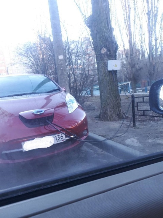 В Воронеже владелец электрокара устроил зарядную станцию во дворе многоэтажки