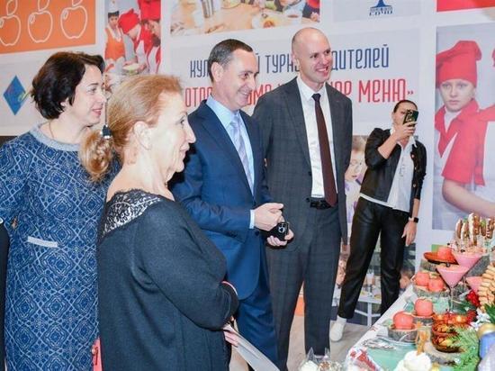 Депутат ЗСК Виктор Тепляков посетил кулинарный турнир среди школьников в Сочи