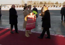 Президент Белоруссии Александр Лукашенко лично встретил российского лидера Владимира Путина, который прибыл в Минск на переговоры