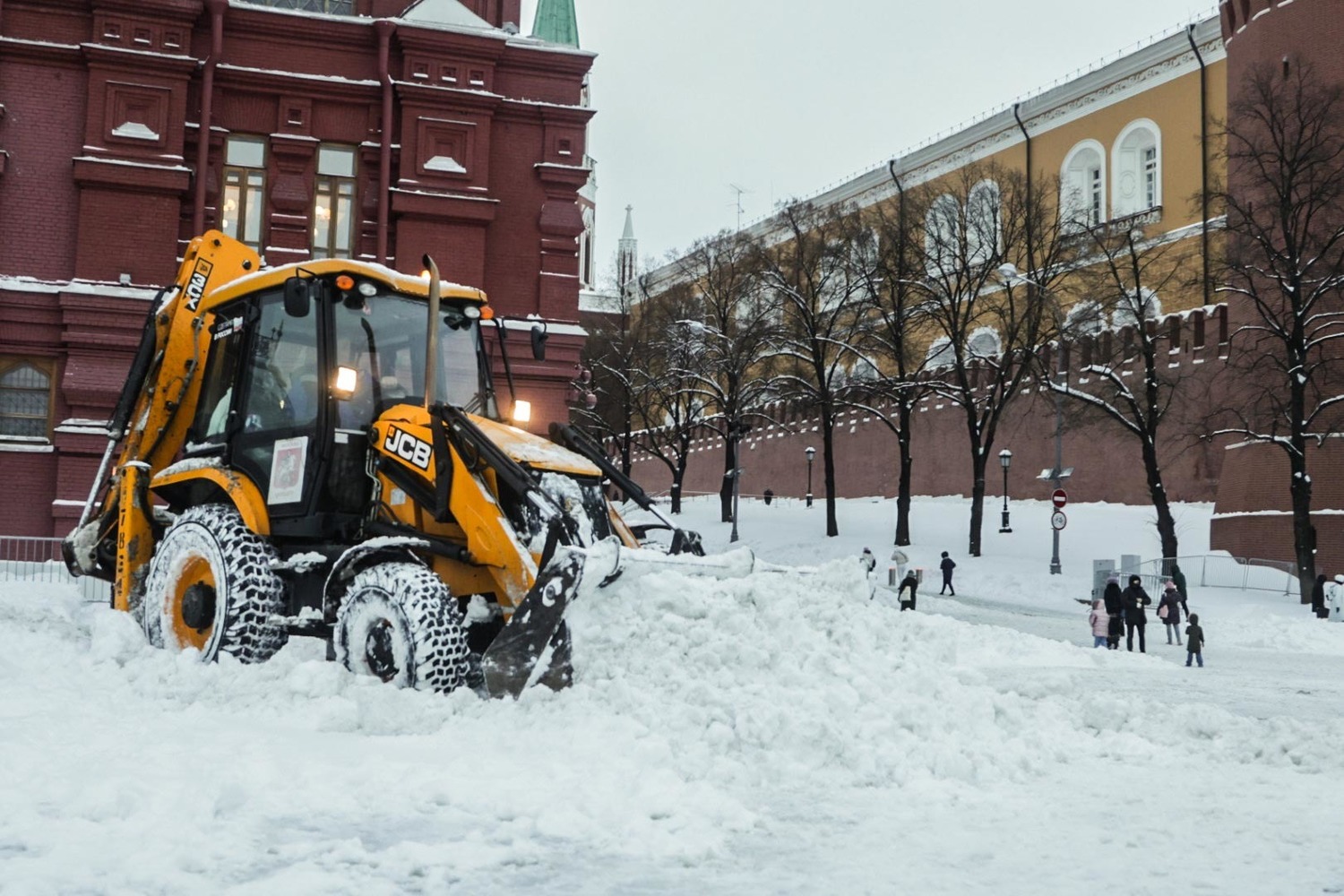 сугробы в москве