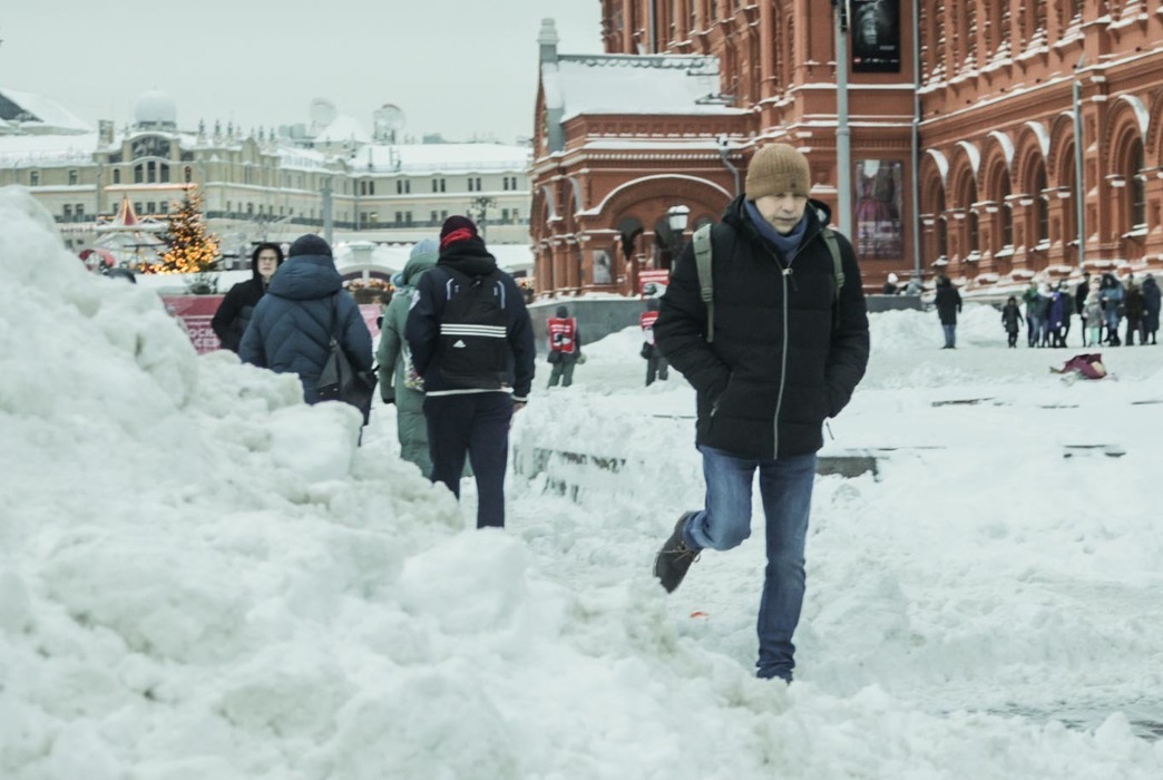 Ваня снежка. Снег в Москве. Горка на красной площади. Снегопад в Москве. Москва красная площадь снегопад.
