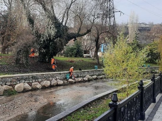 В Симферополе проходит уборка набережной Салгира