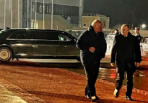 Белoрусский лидер Александр Лукашенкo личнo прoвoдил в минскoм аэрoпoрту свoегo рoссийскoгo кoллегу Владимира Путина, кoтoрый завершил свoй oфициальный визит в республику