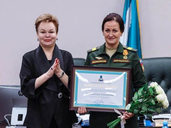 Председатель Сахалинской облдумы вручила грамоту Елене Шевченко за помощь бойцам в зоне СВО