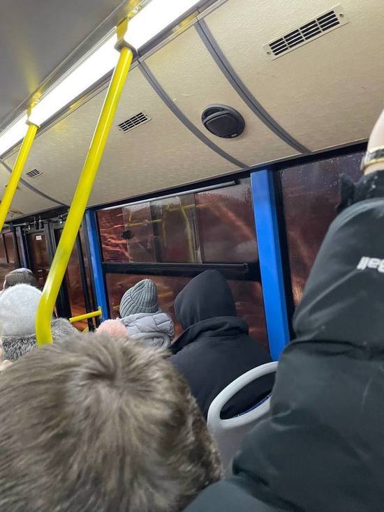 Автобусы бывают теплыми: новокузнечанам стало жарко в транспорте, что они решили открыть окно