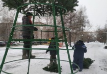 Аллею на улице Георгия Исакова начали украшать к новогодним праздникам