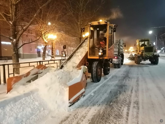 Более пяти тысяч кубометров снега вывезли ночью с улиц Барнаула
