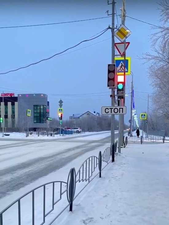 В Лабытнанги установили эксклюзивный светофор: светится снежинка