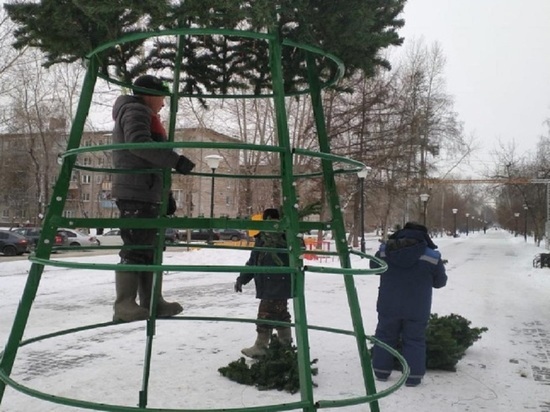 В Барнауле начали устанавливать новогоднюю елку на улице Георгия Исакова