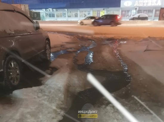 На улице Плановой в Новосибирске прорвало трубу с холодной водой