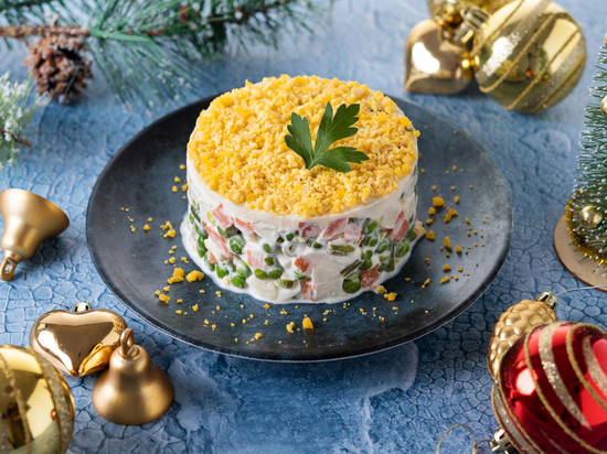 Новогодний салат «Оливье» с копченостями, малосольными и свежими огурцами. Рецепт с фото