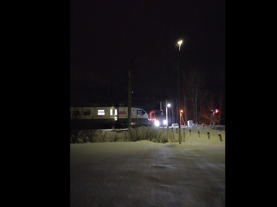 Грузовик застрял на переезде перед приближающейся электричкой под Дмитровом