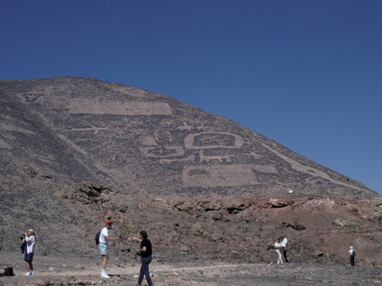 Ученые нашли десятки загадочных наскальных рисунков Наска в Перу