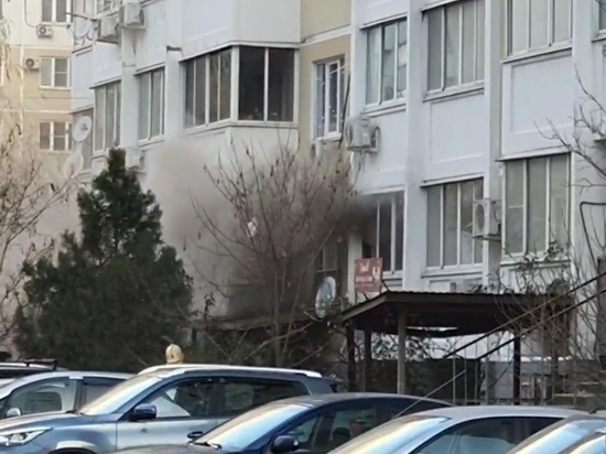 В Новороссийске в многоэтажном доме загорелись вещи