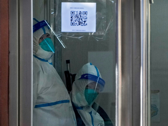 В китайских больницах срочно увеличивают число коек и запасы лекарств